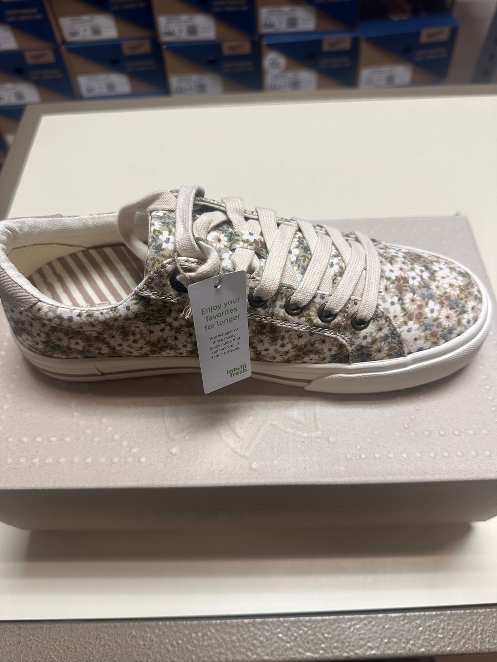 Taps Z Soul Natural Floral Zip-Accent Low Top Sneakers in Beige & White - Picture 7 of 11